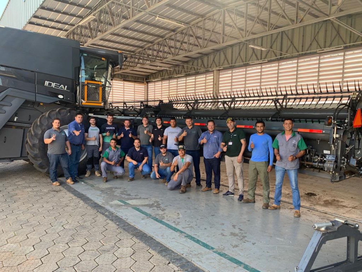 Equipe em treinamento com colheitadeira IDEAL