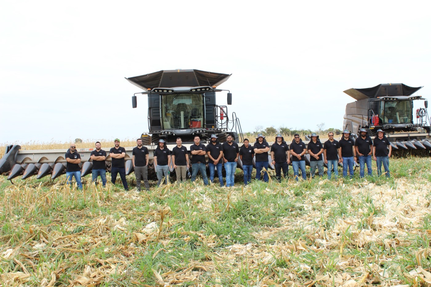 Turma completa de treinamento em campo